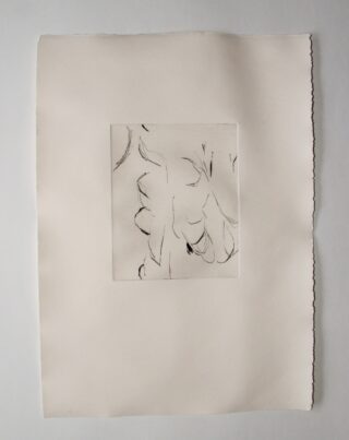 Ein Blatt strukturiertes Papier mit einer quadratischen, abstrakten schwarzen Tuschezeichnung in der Mitte, die geschwungene und fließende Linien aufweist.