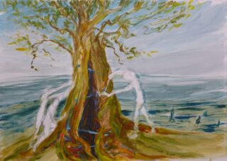 Ein großer Baum steht in einer Landschaft, in der zwei geisterhafte, halbtransparente menschliche Figuren mit seinem Stamm und seinen Ästen interagieren. Im Hintergrund sind offene Felder und ein bewölkter Himmel zu sehen.