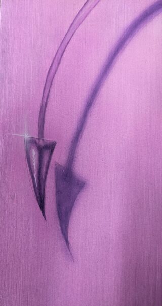 Zwei gebogene, dunkelviolette pfeilförmige Formen auf einem strukturierten rosa-violetten Hintergrund, mit einem kleinen weißen sternförmigen Highlight in der Nähe der linken Pfeilspitze.