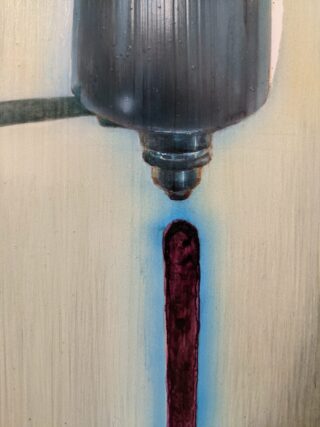 Eine Nahaufnahme einer Metalldüse, die vor einem beigen Hintergrund eine dicke, dunkelrote Flüssigkeit in einem vertikalen Strahl abgibt.