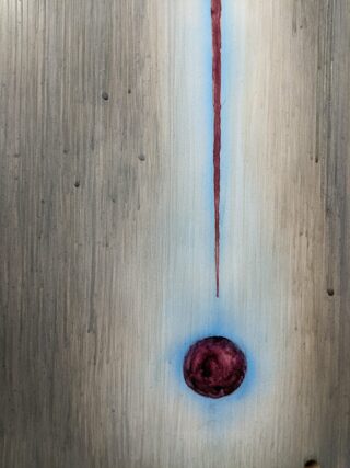 Ein vertikaler roter Streifen führt nach unten zu einem runden roten Punkt, beide vor einem strukturierten grauen Hintergrund mit einem schwachen blauen Heiligenschein um den Punkt.