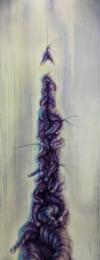 Abstraktes Bild einer hohen, wirbelnden, violetten, wolkenähnlichen Form mit feinen Linien, die sich nach außen auf einem blassen, strukturierten Hintergrund erstrecken.