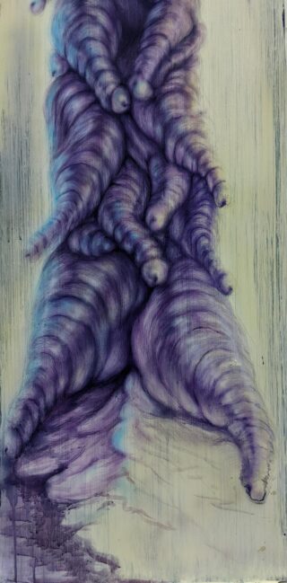 Eine surreale, organische Struktur aus überlappenden, segmentierten, violetten wurmartigen Formen vor einem blassen Hintergrund.