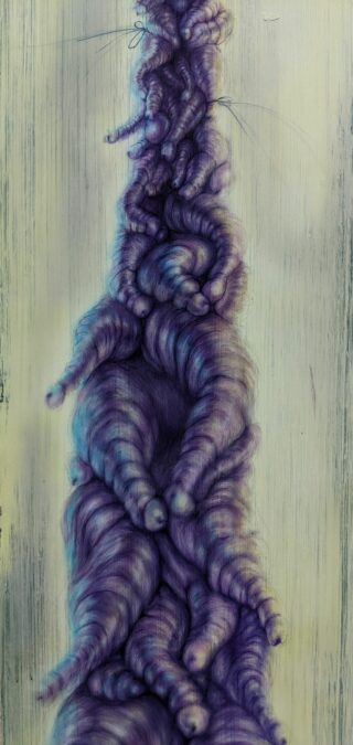 Eine vertikale Säule aus ineinander verschlungenen, gekräuselten, violetten, segmentierten Formen vor einem blassen, strukturierten Hintergrund.