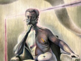 Eine halbnackte Person mit Brille, Maske und einem unter der Brust eingeklemmten Bleistift sitzt in einer nachdenklichen Pose auf einem Stuhl, blickt nach vorne und hat eine Hand am Kinn.
