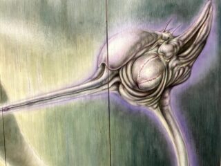 Eine detaillierte Illustration einer abstrakten, organischen Form mit länglichen Merkmalen und bauchigen Formen vor einem gedämpften grünen Hintergrund.