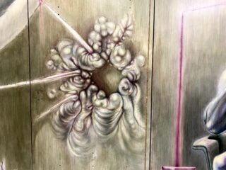 Ein strukturiertes abstraktes Gemälde zeigt wirbelnde, wolkige Formen, die einen kreisförmigen Cluster bilden, wobei sich lineare Elemente von links kreuzen. Die Farben sind gedämpfte Grün- und Rosatöne.