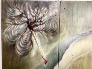 Gemälde einer blumenähnlichen Form mit wirbelnden Blütenblättern und einem Stiel, der in einer roten Spitze endet, vor einem gedämpften, strukturierten Hintergrund.