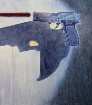 Eine Handfeuerwaffe wirft einen Schatten in Form eines menschlichen Kopfes mit einem gelben Fleck an der Schläfe, während der Gewehrlauf parallel zu einem roten Objekt verläuft.