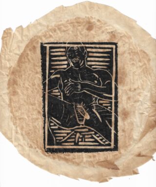 Schwarzer Tintendruck einer liegenden nackten Figur auf strukturiertem, braunem, rundem Papier mit gestreiftem Hintergrund und kräftigen, linearen Details.