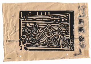 Schwarze abstrakte Strichzeichnungen mit fließenden Formen und einem Schiff, gedruckt auf zerknittertem, braunem Papier mit gestanzten Löchern und einigen Tintenflecken an den Rändern.