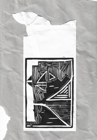 Ein abstrakter Schwarzweißdruck auf zerrissenem weißem Papier mit geometrischen Formen, die an ein Segelboot und Wasser erinnern, vor einem zerknitterten grauen Hintergrund.