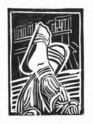 Schwarzweiß-Linolschnitt, der Füße in Socken zeigt, die auf einer Bank ruhen, mit einem Gebäude und einem Balkon im Hintergrund.