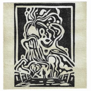 Eine Person steht auf einer Brücke und blickt auf eine große abstrakte, wirbelnde Figur in Schwarzweiß mit kräftigen, fließenden Linien und geometrischen Formen.