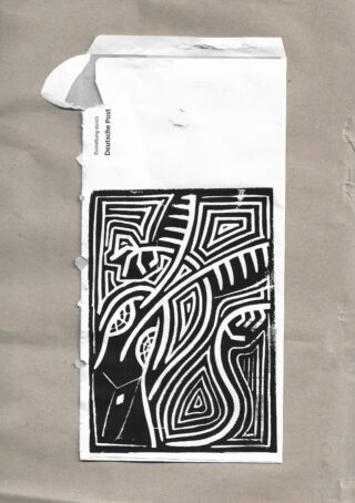 Ein zerrissener Umschlag mit einer abstrakten geometrischen Schwarzweißillustration liegt auf einem strukturierten, zerknitterten Papierhintergrund.