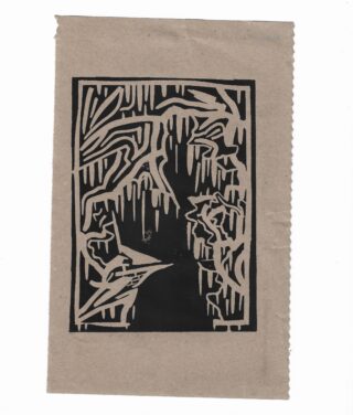 Schwarzweißer Linolschnitt auf braunem Papier mit abstrakten Formen und Mustern, die Tropfen und gezackten Linien ähneln, eingerahmt von einem rechteckigen schwarzen Rand.