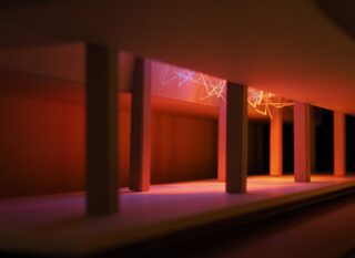 Ein schwach beleuchtetes Architekturmodell mit vertikalen Säulen und einem leuchtend orangefarbenen Licht, das geometrische Formen an der Decke beleuchtet.