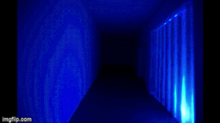 Ein schwach beleuchteter Flur leuchtet im blauen Licht vertikaler Jalousien auf der rechten Seite und verschwindet am anderen Ende in der Dunkelheit.