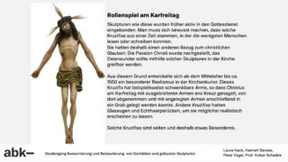 Eine lebensechte Skulptur des gekreuzigten Jesus mit Dornenkrone und Lendenschurz wird mit einem informativen deutschen Text über den Realismus von Kreuzigungsskulpturen in Kirchen ausgestellt.