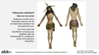 Vorder- und Rückansicht einer geschnitzten Holzskulptur von Jesus Christus mit detaillierten Merkmalen auf der Vorderseite und einer vereinfachten, weniger fertigen Rückseite.