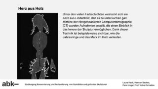 Ein Schwarzweiß-CT-Scan einer Holzskulptur zeigt ihre innere Struktur, einschließlich Jahresringe und Mark, mit beschreibendem deutschem Text auf der rechten Seite.