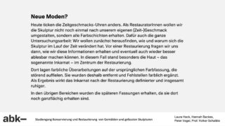 Eine deutsche Texttafel mit dem Titel „Neue Moden?“ befasst sich mit Restaurierungsansätzen für polychrome Skulpturen und der Erhaltung früherer Farbgebungen und Originaloberflächen.