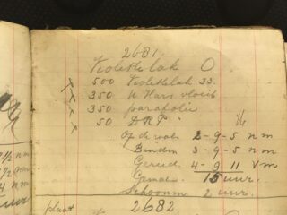 Handschriftliche Notizen auf Niederländisch auf einer vergilbten Notizbuchseite, in denen Mengen und Artikel aufgelistet sind, wobei einige Wörter unterstrichen und Zahlen in Spalten geschrieben sind.