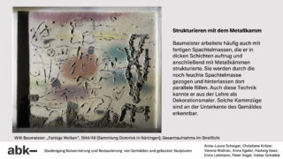 Ein strukturiertes Kunstwerk mit abstrakten Formen und Linien, das durch die Strukturierung dicker Füllstoffschichten mit einem Metallkamm erstellt wurde, begleitet von einer informativen Textbeschreibung.