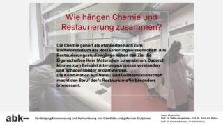 Studenten arbeiten in einem Labor mit wissenschaftlichen Geräten; eingeblendeter Text erklärt den Zusammenhang zwischen Chemie und Kunstrestaurierungsstudien.