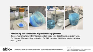 Eine Reihe von Laborfotos, die den Prozess der Herstellung synthetischen Kupfercarbonatpigments zeigen, einschließlich des Auflösens der Chemikalien, des Mischens und des daraus resultierenden blauen Niederschlags in Bechern.