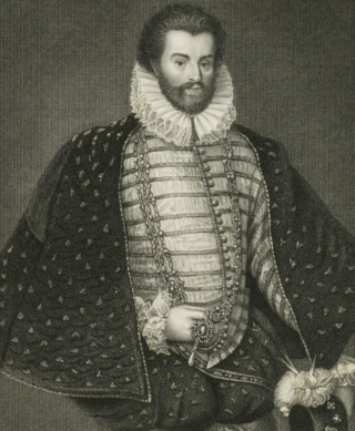 Ein Mann in aufwendiger elisabethanischen Kleidung mit Rüschenkragen, geknöpftem Wams und verziertem Umhang steht mit einer Hand auf der Hüfte.