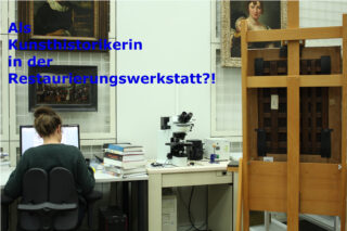 Eine Frau sitzt an einem Schreibtisch mit Büchern und einem Computer in einer Kunstrestaurierungswerkstatt; Gemälde und ein Mikroskop sind zu sehen. Deutscher Text ist auf dem Bild in Blau dargestellt.