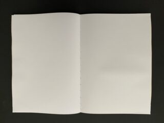 Auf dunklem Untergrund ist ein offenes, leeres Buch mit weißen Seiten abgebildet. Die Seiten sind leer, die Bindung ist in der Mitte mit sichtbaren Nähten versehen.