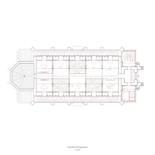 Architektonischer Grundriss einer oberen Etage mit mehreren Räumen, Fluren, Treppen und beschrifteten Möbelanordnungen, gezeichnet mit schwarzen und roten Linien.