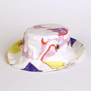 Ein weißer Anglerhut mit farbenfrohen abstrakten Mustern in Lila, Rot und Gelb und zwei Metallösen an der Seite.