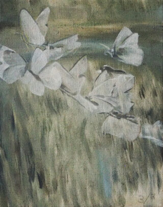 Ein Gemälde mehrerer weißer Schmetterlinge im Flug vor einem grünlichen, unscharfen natürlichen Hintergrund.