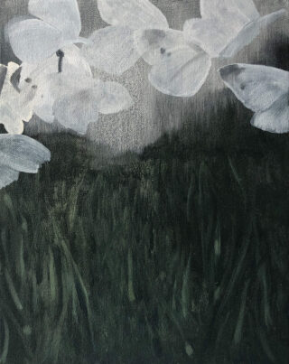 In diesem Gemälde flattern weiße Schmetterlinge vor einem dunklen, nebligen Hintergrund über dunkelgrünem Gras.