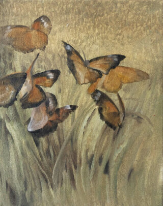 Fünf braune und orange Schmetterlinge fliegen über hohem grünen Gras vor einem gedämpften gelben und braunen Hintergrund.