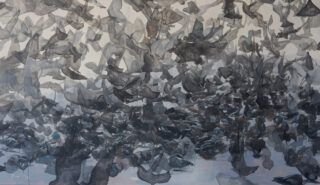 Ein dichter Schwarm abstrakter, grau getönter Vögel im Flug füllt die Leinwand und erzeugt vor einem hellen Hintergrund ein vielschichtiges und dynamisches visuelles Muster.