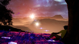 Eine Person sitzt bei Sonnenuntergang unter einem Baum auf einer bunten Wiese, im dunstigen Hintergrund sind helle Sterne und Berge zu sehen.