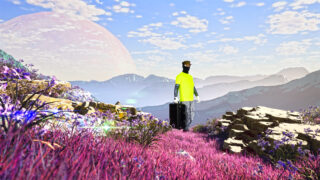 Eine Person in einem neongelben Hemd, einem Visier und einer Gesichtsbedeckung steht mit einem Koffer in einer felsigen, fremden Landschaft mit lila Gras und Bergen unter einem bewölkten Himmel.