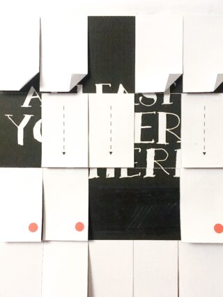 Ein Raster aus weißen Papierkarten mit schwarzen gestrichelten Pfeilen und roten Punkten verdeckt teilweise schwarzen Text auf weißem Hintergrund. Der Text ist nur teilweise sichtbar.