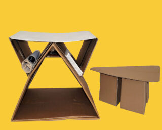 Zwei Pappmöbel auf gelbem Grund: eine kleine bankartige Sitzgelegenheit mit Stauraum und ein dreieckiger Tisch, beide aus gefalteter Pappe.