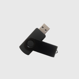 Ein schwarzer, drehbarer USB-Stick mit teilweise freiliegendem Anschluss vor einem schlichten weißen Hintergrund.