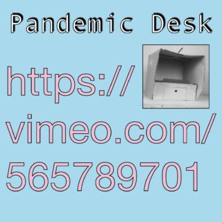 Hellblauer Hintergrund mit schwarzem Text „Pandemic Desk“ und großem rosa Text mit einem Vimeo-Link. Oben rechts ist ein kleines Graustufenfeld zu sehen, das einem Schreibtisch ähnelt.