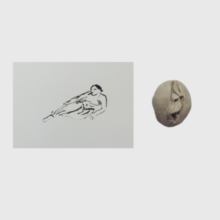 Eine minimalistische Tuschezeichnung einer liegenden Frau ist neben einer kleinen, ovalen, beigen Ton-Skulptur mit abstrakten Falten ausgestellt.