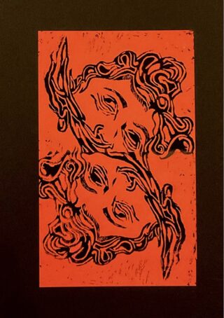 Ein orange-schwarzer Druck zeigt zwei stilisierte, gespiegelte menschliche Gesichter mit welligem Haar, die vertikal vor einem schlichten dunklen Hintergrund positioniert sind.