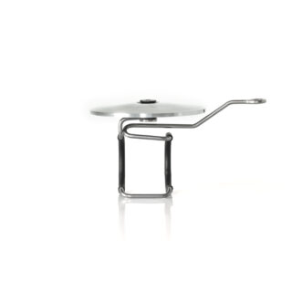 Mechanisches Metallbauteil mit flacher, runder Oberseite, gebogenem Stangengriff und rechteckigem Rahmen vor weißem Hintergrund.