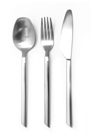 Ein Löffel, eine Gabel und ein Messer aus Edelstahl sind vertikal nebeneinander auf einem weißen Hintergrund angeordnet.