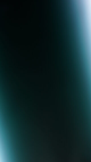 Ein unscharfes Verlaufsbild mit dunklen Grün- und Schwarztönen, die in hellere Blau- und Weißränder übergehen.